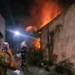 Mulher com medida protetiva é espancada pelo ex e tem casa incendiada em Fortaleza