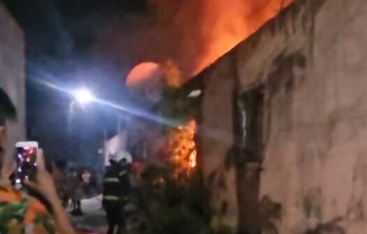 Mulher com medida protetiva é espancada pelo ex e tem casa incendiada em Fortaleza