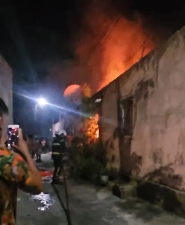 Mulher com medida protetiva é espancada pelo ex e tem casa incendiada em Fortaleza