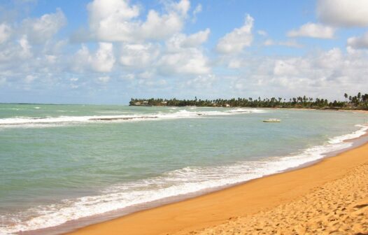 Corpo de homem com marcas de violência é encontrado em espigão na Praia da Tabuba, em Caucaia/CE