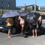 Motorista desvia de carro estacionado e atinge motociclista, que é arremessado ao chão