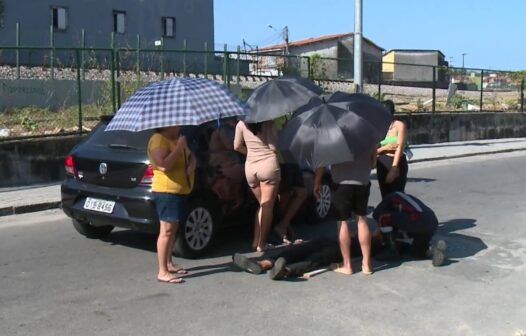 Motorista desvia de carro estacionado e atinge motociclista, que é arremessado ao chão