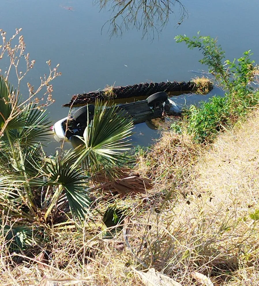 Motorista morre após carro cair em açude e ficar submerso em Jaguaribe, no interior do Ceará