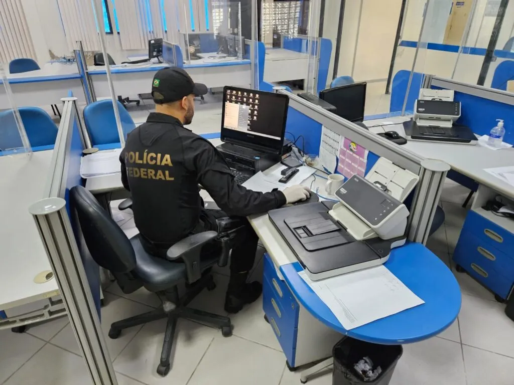 Operação da Polícia Federal mira esquema de fraudes contra o INSS em Maracanaú, no Ceará