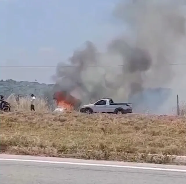 Ambulância pega fogo após acidente registrado em Cascavel, no interior do Ceará