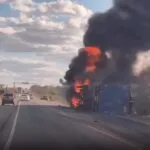 Carreta tomba e pega fogo na BR-020, no interior do Ceará, e motorista sai ileso