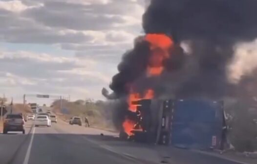 Carreta tomba e pega fogo na BR-020, no interior do Ceará, e motorista sai ileso