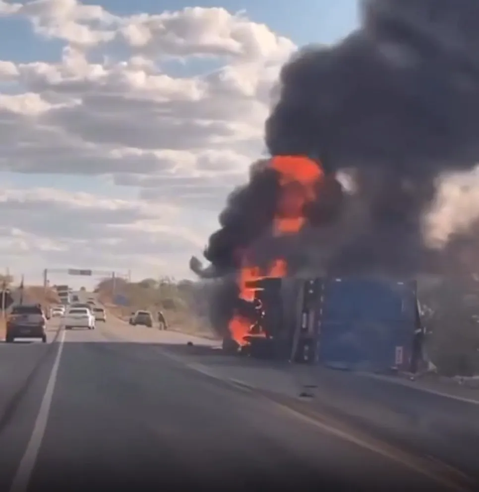 Carreta tomba e pega fogo na BR-020, no interior do Ceará, e motorista sai ileso