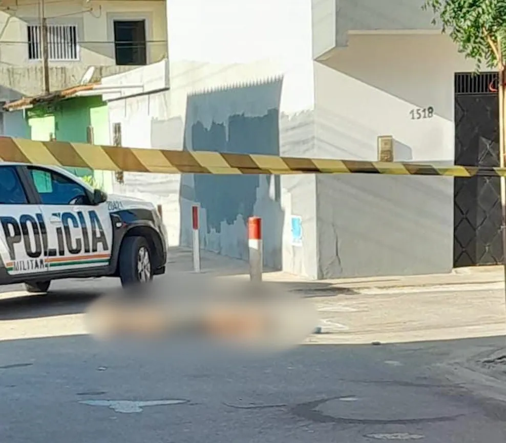 Casal proibido por facção de andar em bairro de Fortaleza é baleado e homem acaba morto