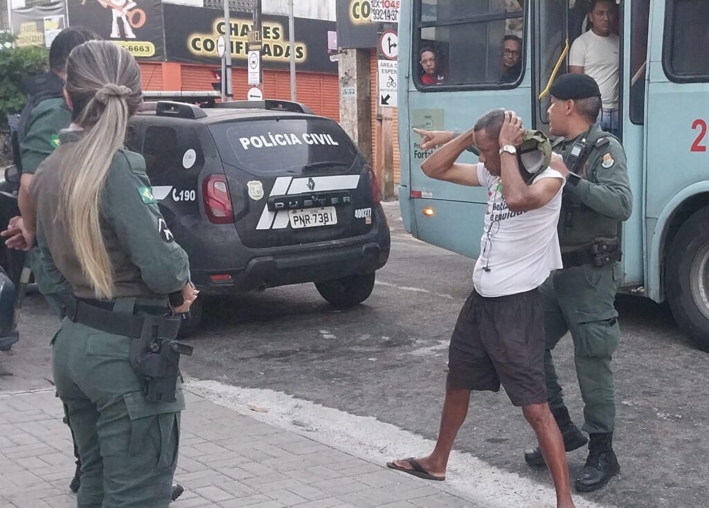 Suspeito de importunação sexual é preso após agir dentro de ônibus em Fortaleza