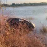 Carro cai em lagoa em Jijoca de Jericoacoara ao desviar de motociclista que fazia manobras arriscadas