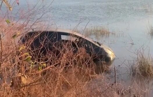 Carro cai em lagoa em Jijoca de Jericoacoara ao desviar de motociclista que fazia manobras arriscadas