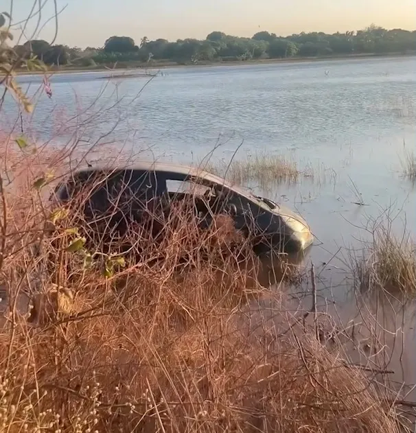 Carro cai em lagoa em Jijoca de Jericoacoara ao desviar de motociclista que fazia manobras arriscadas