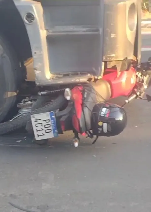 Moto é arrastada e esmagada após motociclista tentar ultrapassar caminhão em Fortaleza