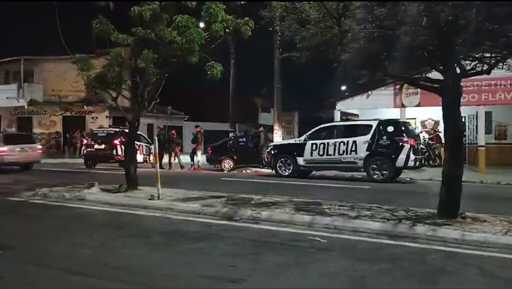 Tiroteio entre motociclistas deixa um ferido e atinge carro estacionado em Maracanaú, no Ceará