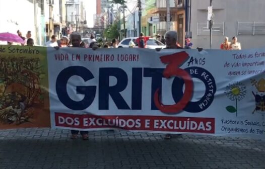 Manifestantes participam do 30º Grito dos Excluídos em Fortaleza