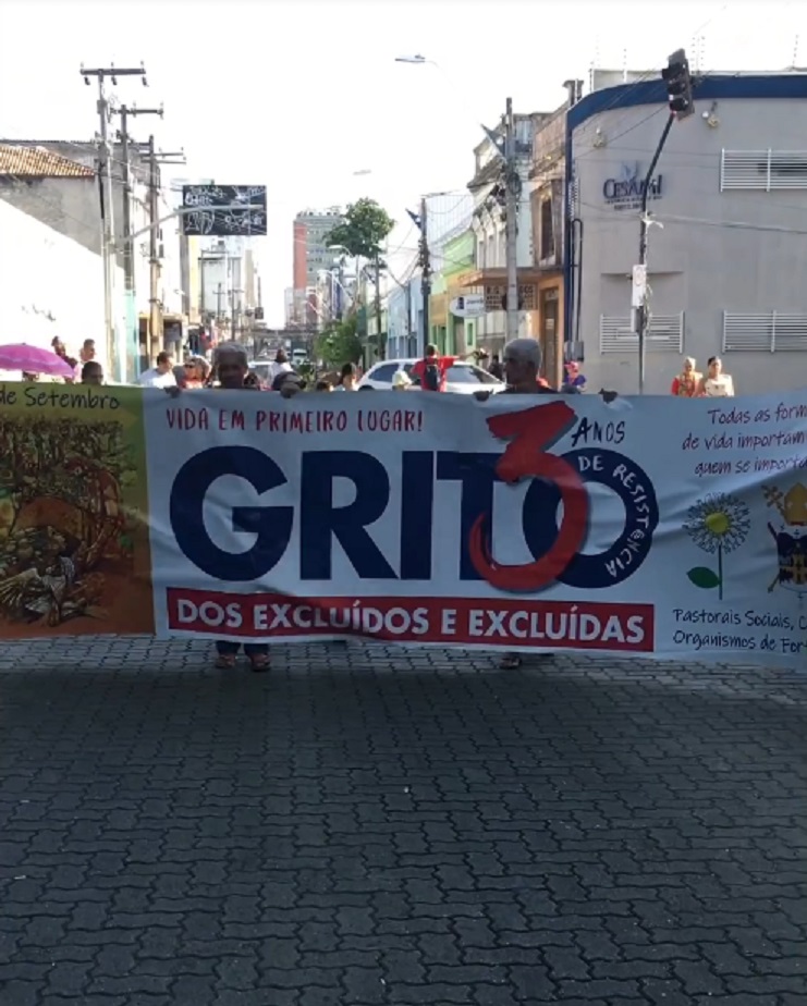 Manifestantes participam do 30º Grito dos Excluídos em Fortaleza