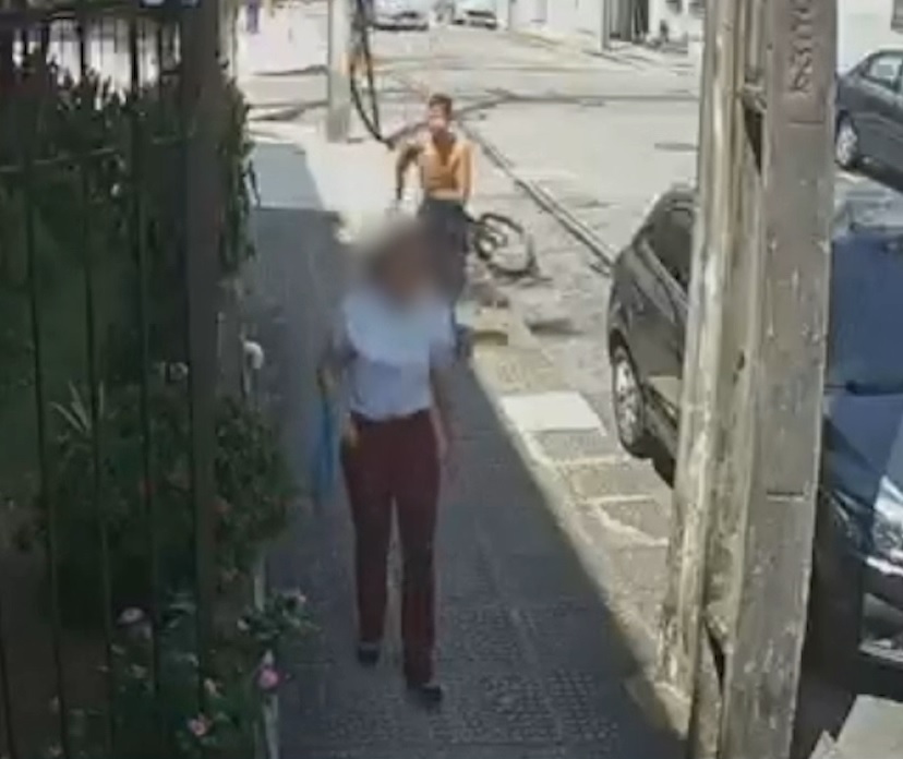 Mulher tem o cabelo puxado e é derrubada no chão durante assalto em Fortaleza