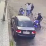 Câmera de segurança flagra assalto a motociclista em rua em Fortaleza