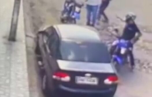 Câmera de segurança flagra assalto a motociclista em rua em Fortaleza