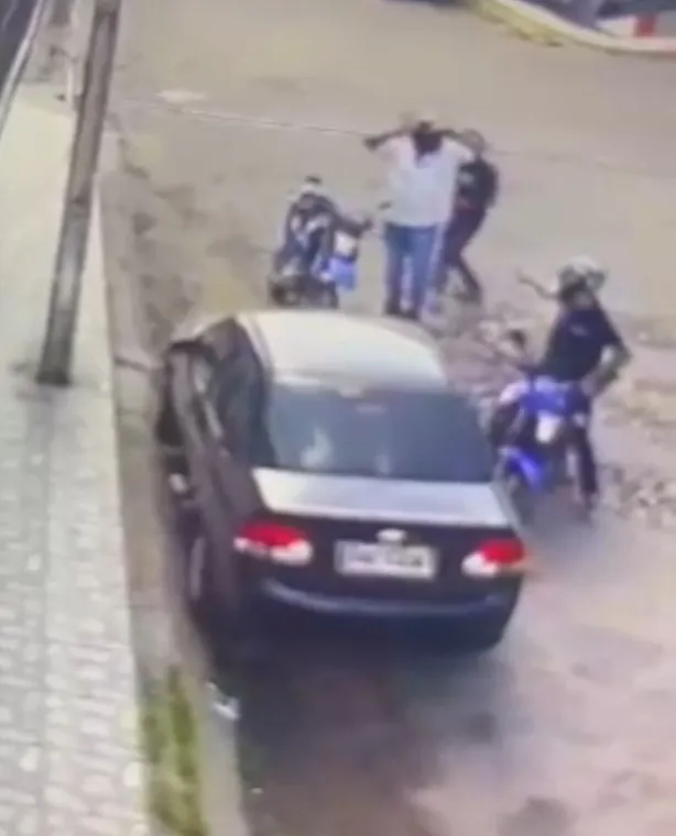 Câmera de segurança flagra assalto a motociclista em rua em Fortaleza