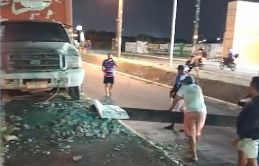 Motorista perde o controle do carro e derruba poste de iluminação em avenida de Fortaleza