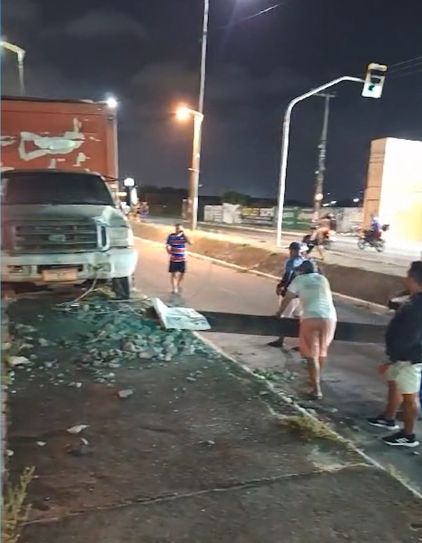 Motorista perde o controle do carro e derruba poste de iluminação em avenida de Fortaleza