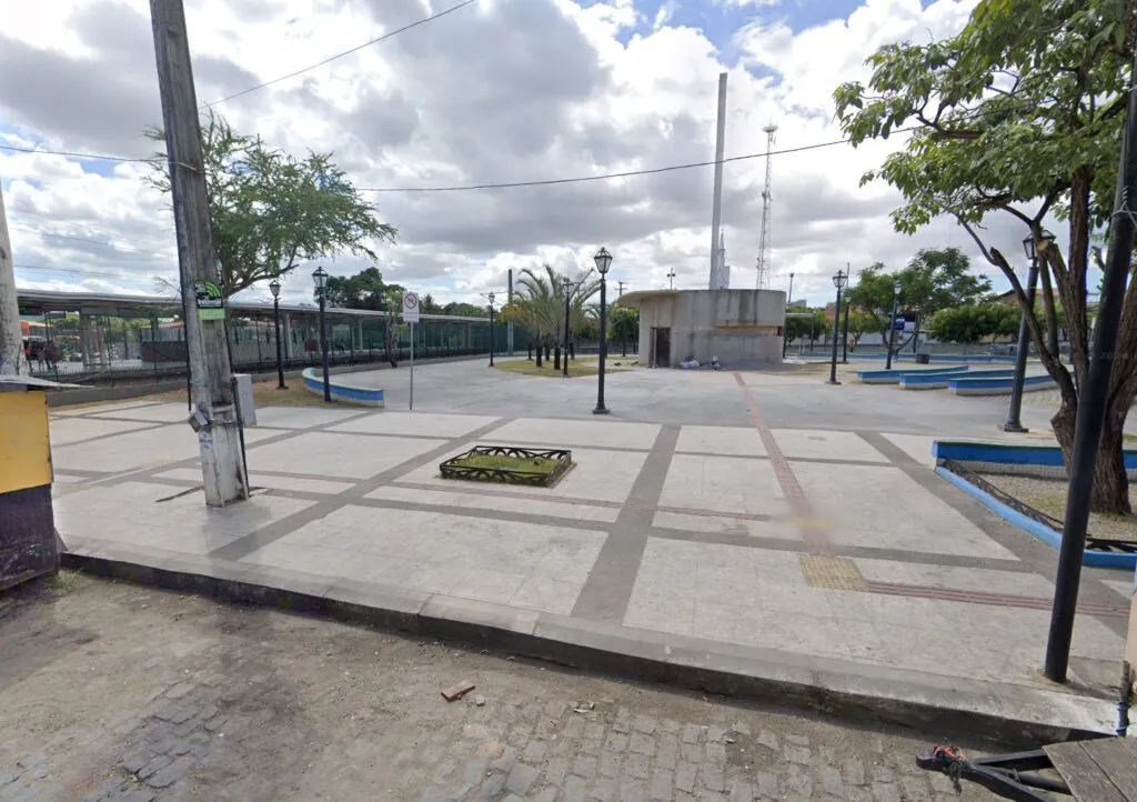 Homem com três passagens por roubo é morto a tiros em praça de Maracanaú, no Ceará