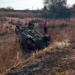 Acidente: carro capota após bater no meio-fio em estrada em Crateús, no interior do Ceará