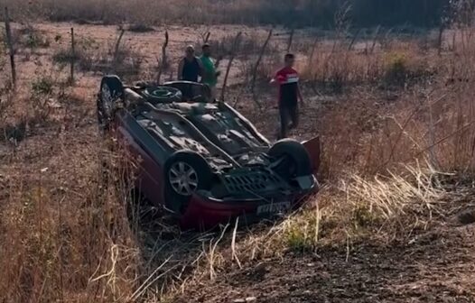 Acidente: carro capota após bater no meio-fio em estrada em Crateús, no interior do Ceará