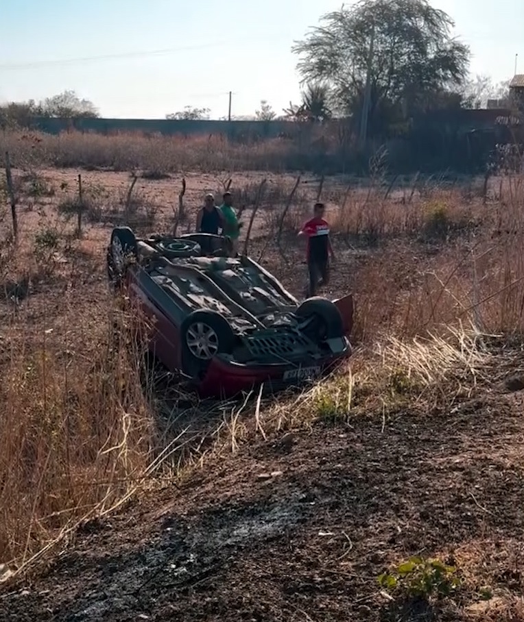 Acidente: carro capota após bater no meio-fio em estrada em Crateús, no interior do Ceará