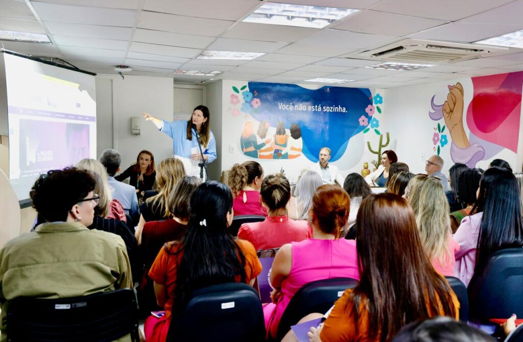 Procuradoria Especial da Mulher promove palestras em escolas do Ceará para combater a violência de gênero