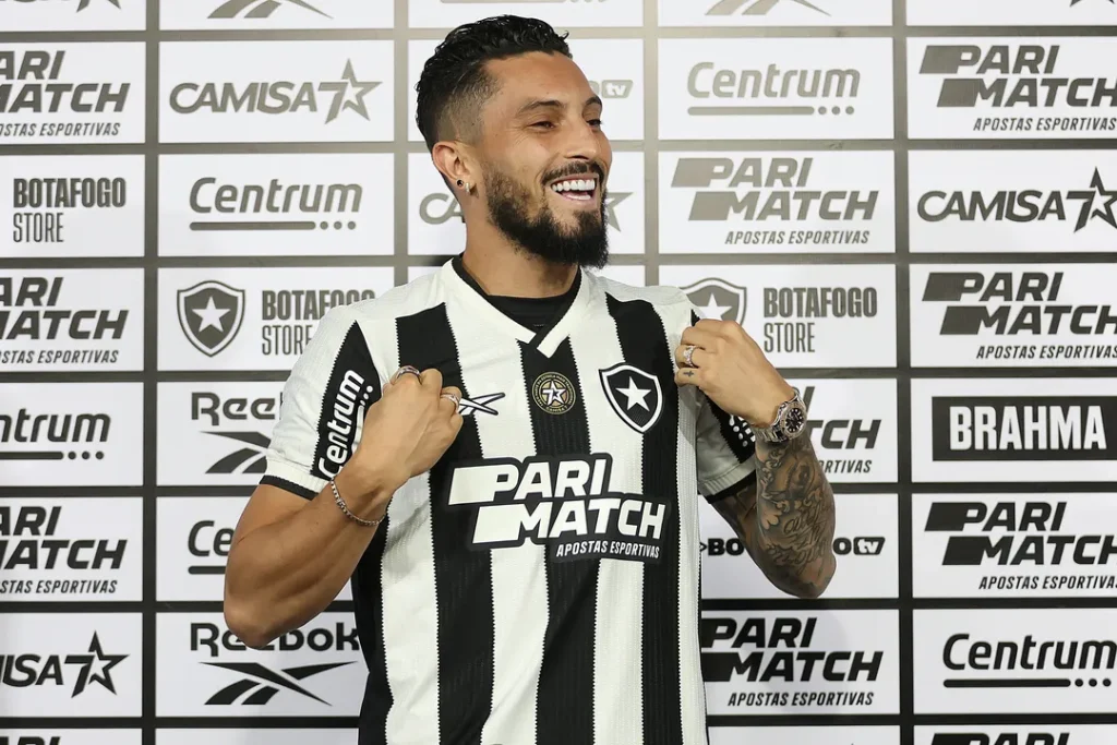 Alex Telles treina 2 dias no Botafogo e diz que quer estrear sábado contra o Corinthians