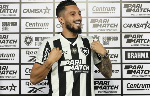 Alex Telles treina 2 dias no Botafogo e diz que quer estrear sábado contra o Corinthians