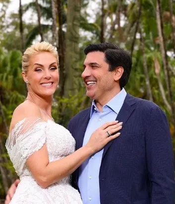 Ana Hickmann usa vestido de 100 mil pérolas em noivado com Edu Guedes