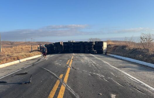 Acidente entre caminhão e automóvel interdita BR-116 em Icó