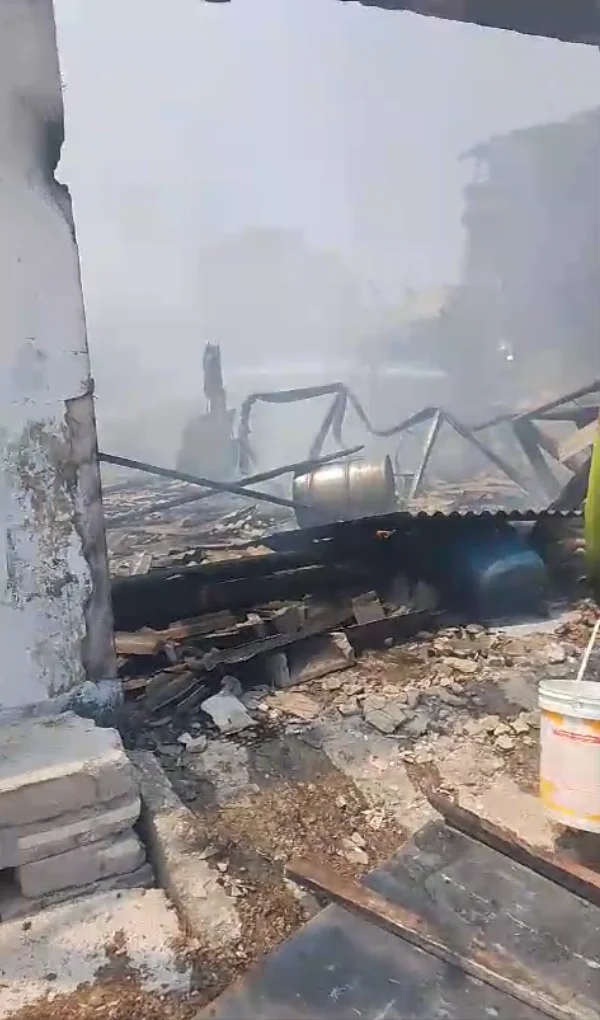 Depósito de reciclagens em Pacatuba é atingido por incêndio