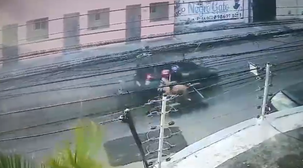 Motorista atropela mãe e filho em moto e foge sem prestar socorro, em Fortaleza; vídeo