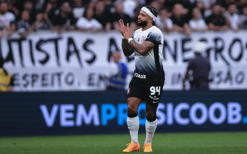 Depay reclama de dores no tornozelo após estreia no Corinthians, mas exames descartam lesão