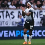 Depay reclama de dores no tornozelo após estreia no Corinthians, mas exames descartam lesão