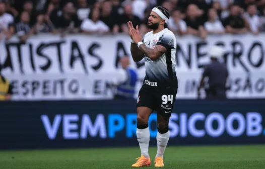 Depay reclama de dores no tornozelo após estreia no Corinthians, mas exames descartam lesão