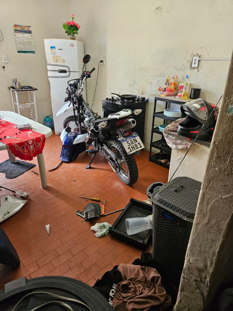 Polícia desarticula ponto de desmanche de motos em Fortaleza e prende três suspeitos