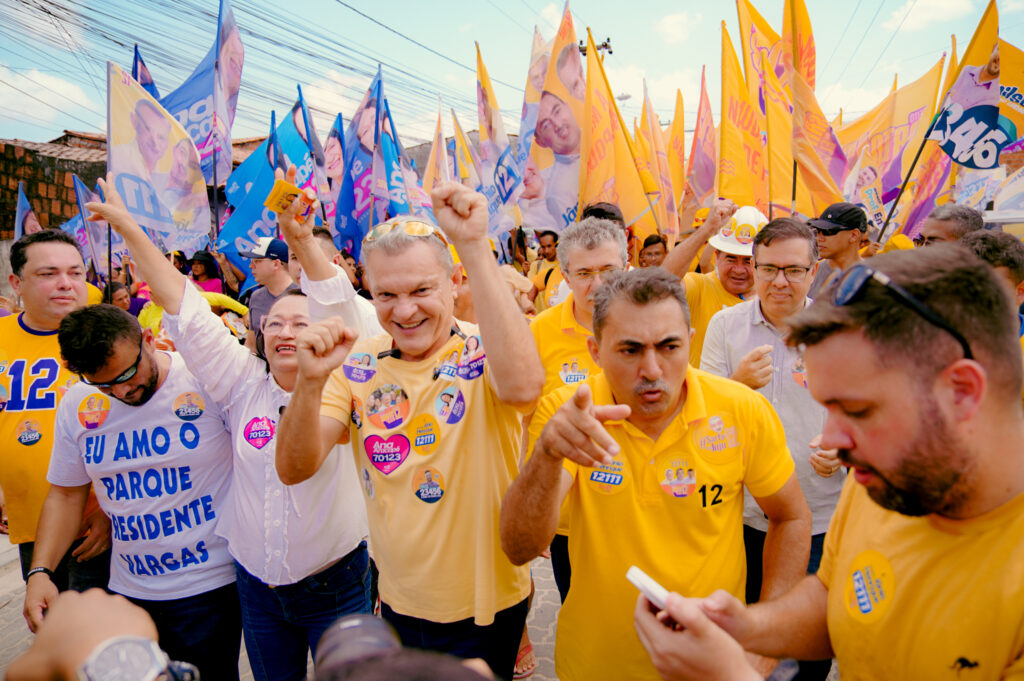 Sarto caminha no Parque Presidente Vargas e promete acabar com as ruas de terra em Fortaleza