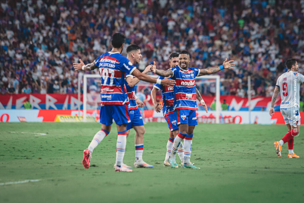 Marinho faz dois, Fortaleza goleia o Bahia e dorme na vice-liderança do Brasileirão