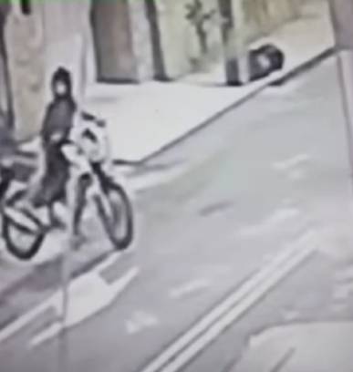 Motocicleta de entregador de pizzaria é furtada no bairro de Fátima, em Fortaleza