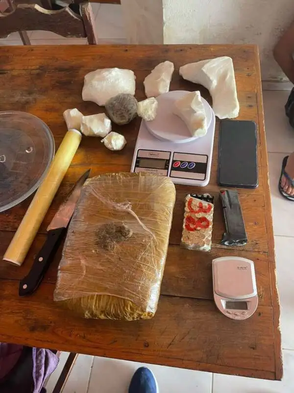 Suspeito de homicídio é preso em Quixadá com 2kg de drogas e munições