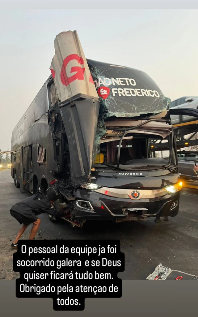 Ônibus da dupla sertaneja João Neto & Frederico sofre acidente em Minas Gerais