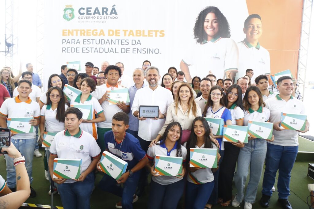 Mais de 228 mil tablets são entregues para estudantes da rede pública do Ceará