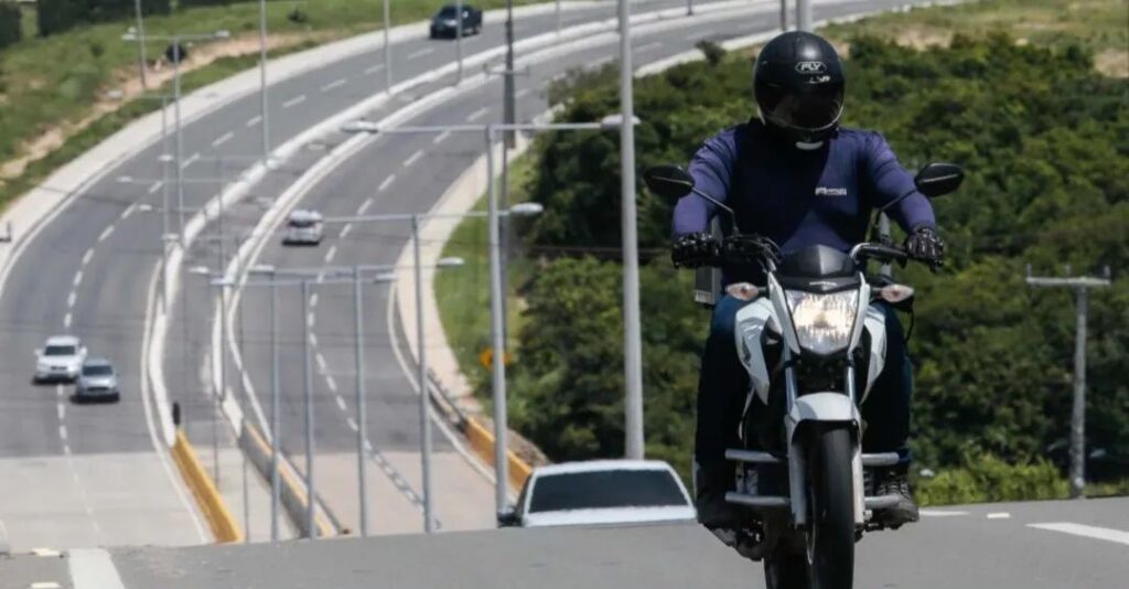 Entregadores por aplicativos e mototaxistas serão os primeiros beneficiados pelo Programa Moto Segura no Ceará; lançamento ocorre nesta segunda-feira (30)