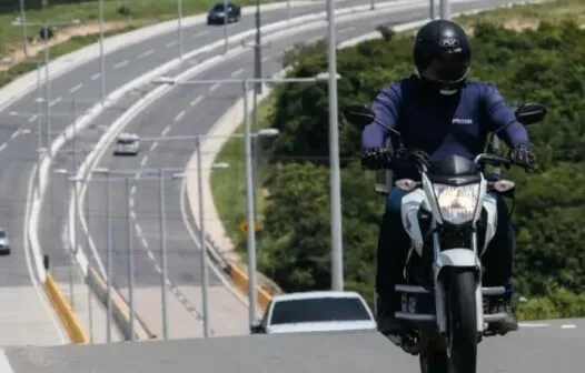 Entregadores e mototaxistas serão os primeiros beneficiados pelo Programa Moto Segura no Ceará; lançamento ocorre nesta segunda-feira (30)